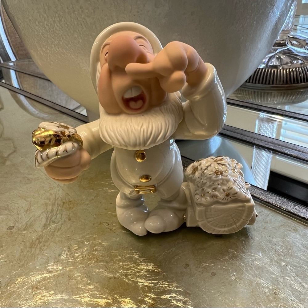 Lenox - Disney Showcase Collection - Sneezy Figurine